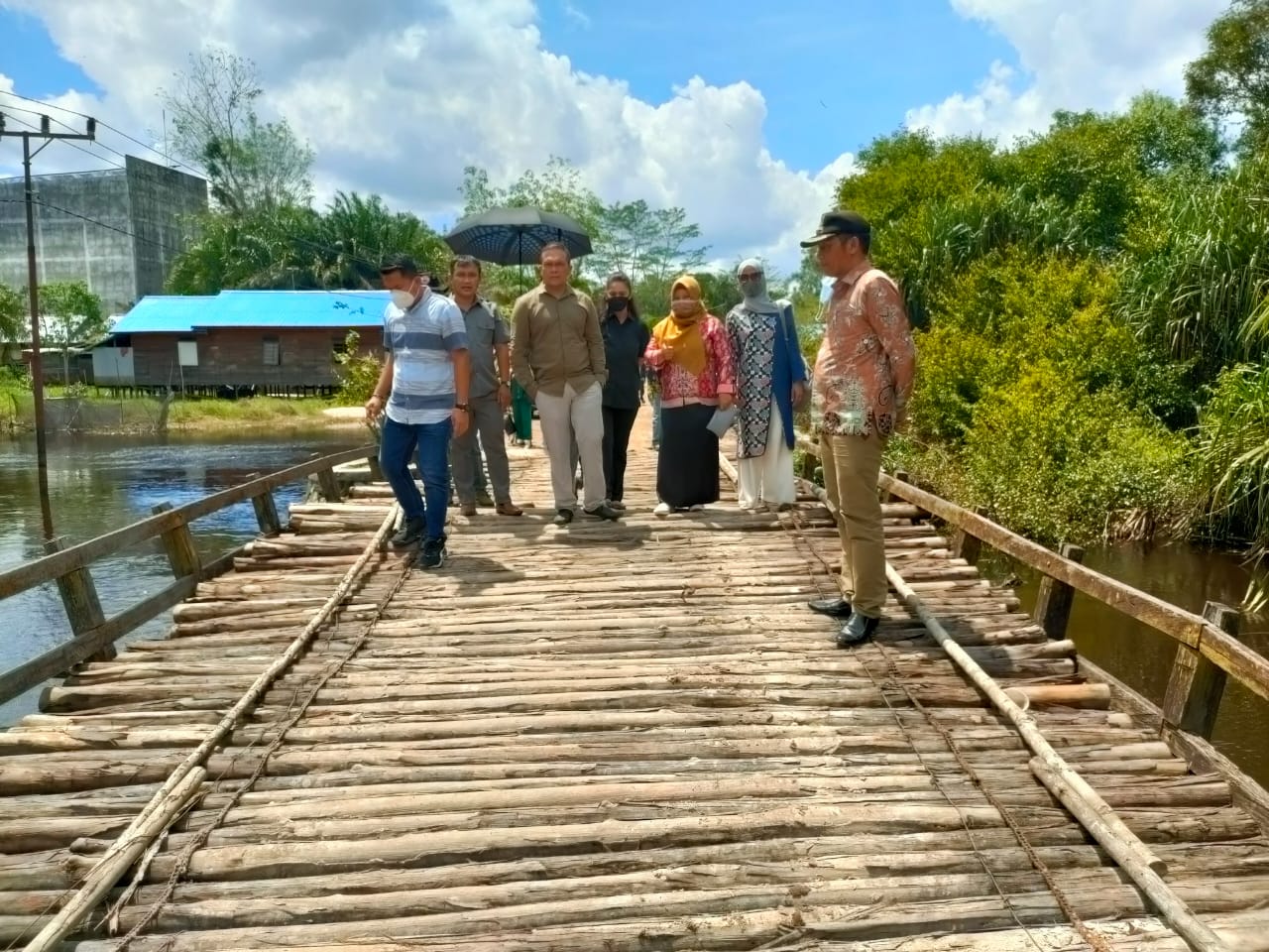 RESES : Anggota Dapil I DPRD Kota Palangka Raya meninjau jembatan di Kelurahan Marang, Kecamatan Bukit Batu, Selasa (2/12/2021). DEWAN UNTUK KALTENG POS