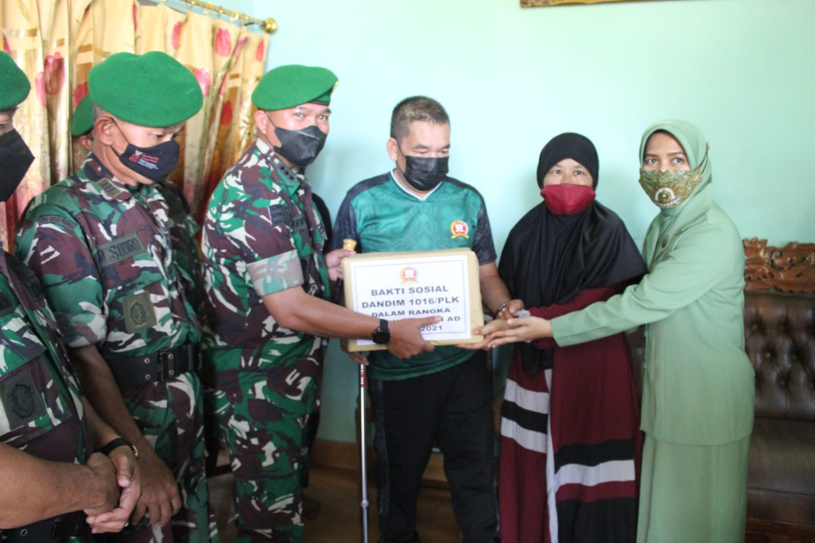 PEDULI : Dandim 1016 Palangka Raya, Kolonel Inf Rofiq Yusuf bersama Ketua Persit KCK Cabang XLII Dim 1016 Ny. Merry Rofiq Yusuf menyerahkan bantuan untuk anggotanya yang sedang sakit, Rabu (15/12/2021). KODIM 1016/PLK UNTUK KALTENG.CO