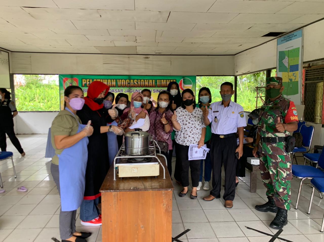 PELATIHAN : Puluhan warga Tumbang Tahai mengikuti pelatihan olahan berbahan dasar jagung dan singkong, Rabu (15/12/2021). KODIM 1016/PLK UNTUK KALTENG.CO