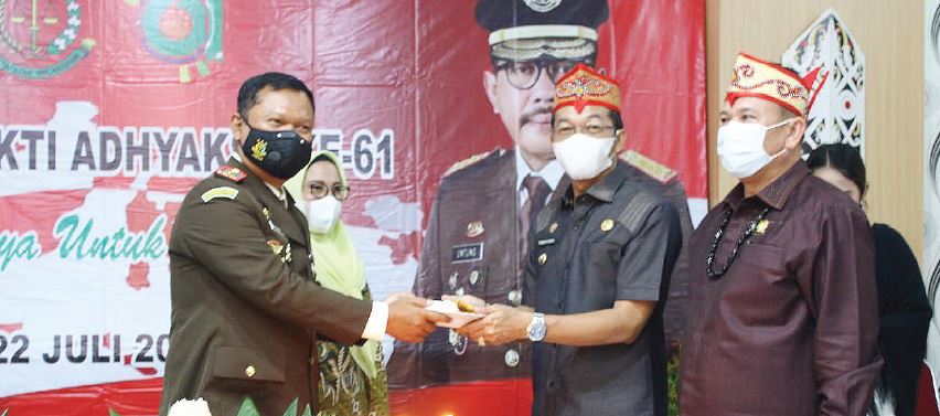 KEBERSAMAAN: Bupati Mura, Perdie M Yoseph didampingi Ketua DPRD Doni menerima nasi tumpeng dari Kajari Mura, Suyanto SH, Kamis (22/7).
