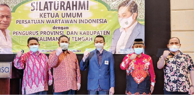 KEBERSAMAAN: Bupati Mura Perdie M Yoseph dsela menghadiri acara silaturahmi PWI Kalteng di Hotel Luwansa Palangka Raya, belum lama ini.