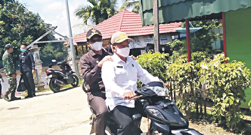 NAIK SEPEDA MOTOR: Bupati Mura Perdie M Yoseph dalam kunjungan kerjanya di Kecamatan Sumber Barito, belum lama ini.