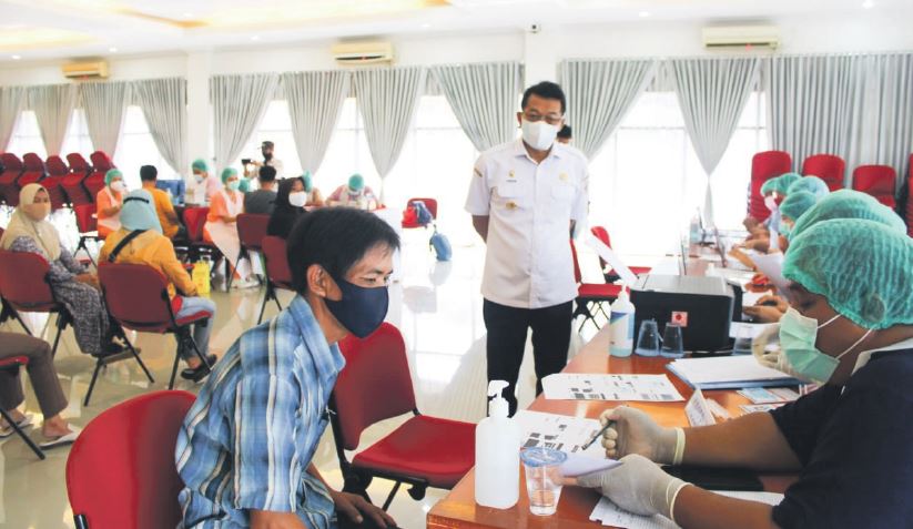 PEMANTAUAN: Bupati Mura, Perdie M Yoseph meninjau vaksinasi massal Covid-19 di Aula Gedung B Kantor Bupati setempat, pekan lalu.