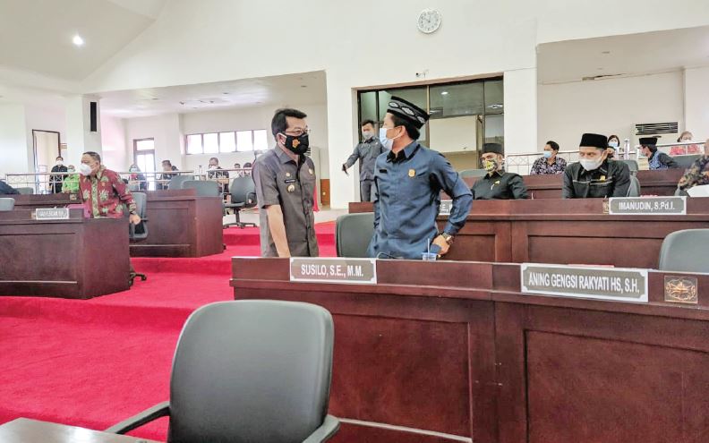 KEBERSAMAAN: Bupati Mura Perdie M Yoseph (kiri) disela kegiatan rapat paripurna berbincang dengan anggota DPRD Mura, Susilo, Kamis (1/7).