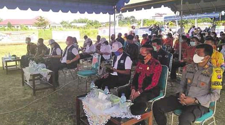 MENGHADIRI: Ketua DPRD Gunung Mas Akerman Sahidar (batik merah hitam) ketika menghadiri kegiatan di Kelurahan Tewah, beberapa waktu lalu.