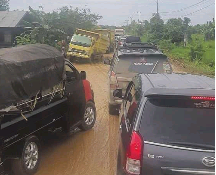 MACET: Kendaraan tidak bisa melintasi Jalan Palingkau-Kuala Kapuas karena jalan rusak ditambah kendaraan jenis truk terjebak di lubang, Selasa (21/12