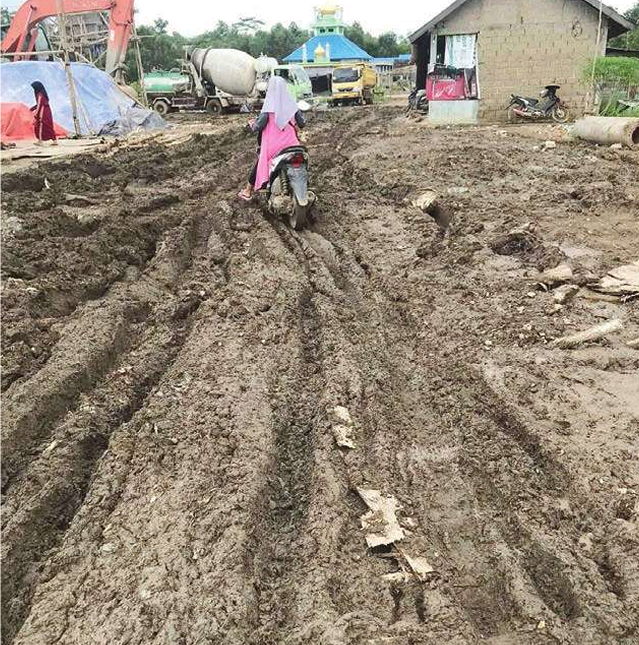 BERLUMPUR: Kondisi jalan di Desa Gadabung, Kecamatan Pandih Batu, tepatnya di dekat Pasar Selasa mengalami kerusakan serius akibat tingginya intensitas hujan beberapa waktu terakhir ini.
