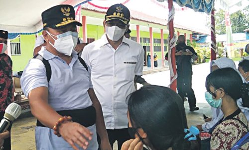 Bupati Mura Perdie M Yoseph mendampingi Gubernur Kalteng Sugianto Sabran memantau jalannya vaksinasi massa I