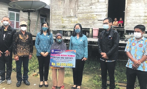 TP PKK Serahkan Bantuan Bedah Rumah