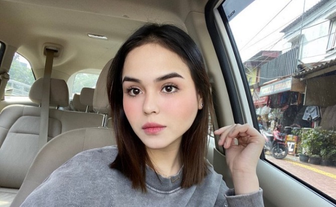 HARI INI PERSIAPAN: Serangkaian kegiatan persiapan kunjungan kerja Kapolda Kalteng Irjen Pol Drs Nanang Avianto MSi bersama rombongan, Selasa (14/12). Kapolda Kalteng Dijadwalkan Kunker ke Mura PURUK CAHU, Kalteng.co-Kapolda Kalimantan Tengah Irjen Pol Drs Nanang Avianto MSi diagendakan akan menggelar kunjungan kerja (Kunker,Red) ke beberapa wilayah hukum di sepanjang DAS Barito, khususnya Polres Murung Raya (Mura). Kunker tersebut akan digelar selama dua hari 15 hingga 16 Desember 2021, sesuai dengan surat undangan Bupati Mura nomor 005/147/PEM tanggal 14 Desember 2021. Adapun beberapa agenda kunker yang akan dilaksanakan oleh Kapolda Kalteng bersama rombongan ini direncanakan akan meninjau pelaksanaan vaksinasi massal di Gedung Futsal Willy M Yoseph, Kamis (16/12… Baca selengkapnya 12.59 Indonesia Bakal Bentuk Ekosistem Digital, Erick: Kita Butuh Super Hero Baru KALTENG.CO-Disrupsi teknologi atau perubahan sistem teknologi digital secara menyeluruh menjadi tantangan yang dihadapi seluruh dunia. Indonesia sendiri saat ini tengah mempersiapkan untuk masuk ke ekosistem tersebut. Menteri Badan Usaha Milik Negara (BUMN) Erick Thohir menyampaikan bahwa seluruh dunia menghadapi tekanan. Mulai dari perubahan supply change dengan globalisasi pasar yang terbuka, sampai kesempatan usaha yang berubah dengan mayoritas mengarah ke sistem digital. Belum lagi tekanan hilangnya sumber daya manusia akibat pandemi Covid-19 yang menggugurkan tokoh-tokoh besar dalam sekejap. Padahal untuk membentuk talenta yang besar itu membutuhkan waktu 20-30 tahun. Oleh karenanya, menjawab tekanan tersebut, Erick menegaskan agar Indonesia harus memiliki ekosistem digital yang mandiri. Mengingat potensi pasar digital Indonesia yang besar, kue ekonomi ini jangan sampai diambil oleh negara lain. “Kita harus mempunyai ekosistem sendiri, road map sendiri sebagai dunia Indonesia, bukan dunia orang lain. Kita harus memastikan eksositem ini yamg menang, karena kalau tidak ekosistem kita akan dimakan orang lain,” ucap Erick dalam acara peresmian Gerakan Akselerasi Generasi Digital, Rabu (15/12/2021). Erick menuturkan, Indonesia harus memiliki superhero baru atau talenta digital untuk bisa menghadapi tantangan baru tersebut. Saat ini, hal itu juga sudah dibicarakan lintas Kementerian, yakni Kementerian BUMN, Kemendikbudristek, Kemenkominfo, perusahaan BUMN, dan swasta. “Ekosistem itu harus kita menangkan. Teknologi tidak bisa terelakkan, dunia baru akan kita hadapi, karena itu kita perlu superhero baru,” tutup Erick.(tur)Indonesia Bakal Bentuk Ekosistem Digital, Erick: Kita Butuh Super Hero Baru KALTENG.CO-Disrupsi teknologi atau perubahan sistem teknologi digital secara menyeluruh menjadi tantangan yang dihadapi seluruh dunia. Indonesia sendiri saat ini tengah mempersiapkan untuk masuk ke ekosistem tersebut. Menteri Badan Usaha Milik Negara (BUMN) Erick Thohir menyampaikan bahwa seluruh dunia menghadapi tekanan. Mulai dari perubahan supply change dengan globalisasi pasar yang terbuka, sampai kesempatan usaha yang berubah dengan mayoritas mengarah ke sistem digital. Belum lagi tekanan hilangnya sumber daya manusia akibat pandemi Covid-19 yang menggugurkan tokoh-tokoh besar dalam sekejap. Padahal untuk membentuk talenta yang besar itu membutuhkan waktu 20-30 tahun. Oleh karenanya, menjawab tekanan tersebut, Erick menegaskan agar Indonesia harus memiliki ekosistem digital yang mandiri. Mengingat potensi pasar digital Indonesia yang besar, kue ekonomi ini jangan sampai diambil oleh negara lain. “Kita harus mempunyai ekosistem sendiri, road map sendiri sebagai dunia Indonesia, bukan dunia orang lain. Kita harus memastikan eksositem ini yamg menang, karena kalau tidak ekosistem kita akan dimakan orang lain,” ucap Erick dalam acara peresmian Gerakan Akselerasi Generasi Digital, Rabu (15/12/2021). Erick menuturkan, Indonesia harus memiliki superhero baru atau talenta digital untuk bisa menghadapi tantangan baru tersebut. Saat ini, hal itu juga sudah dibicarakan lintas Kementerian, yakni Kementerian BUMN, Kemendikbudristek, Kemenkominfo, perusahaan BUMN, dan swasta. “Ekosistem itu harus kita menangkan. Teknologi tidak bisa terelakkan, dunia baru akan kita hadapi, karena itu kita perlu superhero baru,” tutup Erick.(tur) Indonesia Bakal Bentuk Ekosistem Digital, Erick: Kita Butuh Super Hero Baru KALTENG.CO-Disrupsi teknologi atau perubahan sistem teknologi digital secara menyeluruh menjadi tantangan yang dihadapi seluruh dunia. Indonesia sendiri saat ini tengah mempersiapkan untuk masuk ke ekosistem tersebut. Menteri Badan Usaha Milik Negara (BUMN) Erick Thohir menyampaikan bahwa seluruh dunia menghadapi tekanan. Mulai dari perubahan supply change dengan globalisasi pasar yang terbuka, sampai kesempatan usaha yang berubah dengan mayoritas mengarah ke sistem digital. Belum lagi tekanan hilangnya sumber daya manusia akibat pandemi Covid-19 yang menggugurkan tokoh-tokoh besar dalam sekejap. Padahal untuk membentuk talenta yang besar itu membutuhkan waktu 20-30 tahun. Oleh ka… Baca selengkapnya 13.08 Sosok Kontroversial, Elon Musk Jadi Person of the Year Versi Time KALTENG.CO- ”Ini mungkin pilihan terburuk yang pernah ada.” Pernyataan itu dilontarkan Kurt Eichenwald pada majalah Time. Penulis yang sudah melahirkan lima buku best seller itu mengkritik pemilihan Elon Musk sebagai Person of the Year. Sosok ini sangat controversial. Menurut dia, masih banyak orang yang lebih berhak dibandingkan pendiri sekaligus CEO SpaceX tersebut. Misalnya, penemu vaksin mRNA yang telah menyelamatkan jutaan nyawa dan memulihkan ekonomi global. Eichenwald bukan satu-satunya yang kecewa atas pilihan Time kali ini. Deretan politikus dan para tokoh lainnya memaparkan hal serupa. Itu disebabkan sikap Musk yang malas membayar pajak, menentang pajak untuk miliarder, menolak adan… Baca selengkapnya 13.14 13.14 KARAMAK DARAU/// Tak Tahan Lihat Tampilan Istri bak Artis Menor Merona, Suami Pilih Cerai KALTENG.CO-Punya istri yang suka dandan menor memang kerap bikin hati degdegan. Selain dapat mengundang banyak perhatian, juga kerap mendapat banyak godaan.Tak tahan melihat tampilan istrinya bak artis menor merona, suami pun pilih cerai. Otong, 36, tipe pria yang suka wanita berdandan ala kadarnya. Tak terlalu mencolok, apalagi tampil menor. Sayang, istrinya, Awi, 34, justru sebaliknya. Kerap dandan super over hingga keblinger. Otong bercerita, awal kenal Awi, gaya berdandannya terlihat biasa saja. Sederhana, namun terlihat anggun. Hal itulah yang membuat Otong kepincut dengan Awi. Namun gaya berdandan hanya bertahan empat tahun. Selepas momong anak hingga usia du… Baca selengkapnya 13.26 13.28 Sebaiknya Seragam Sekolah Distandardisasikan KALTENG.CO-Tidak dapat dipungkiri, aksi kekerasan jalanan oleh anak atau klitih tumbuh di sekolah. Seragam yang dikenakan oleh seorang anak dapat jadi identitas. Namun, seragam khusus sekolah yang jadi kebanggaan, berpotensi memicu perkelahian pelajar. Ketua Satuan Tugas Perlindungan Perempuan dan Anak (Satgas PPA) Bantul, Muhammad Zainul Zein berpendapat jika semestinya seragam sekolah hanya berwarna putih abu-abu bagi SMA sederajat, putih biru bagi SMP sederajat, dan putih merah bagi SD sederajat. “Dengan begitu, anak lebih aman ketika berada di jalan,” tegasnya. Tidak dapat dipungkiri bahwa tindak kekerasan oleh anak tumbuh di sekolah. Sebab rekrutmen geng dilakukan di sekolah bahkan melibatkan peran alumni. … Baca selengkapnya 13.37 In Memoriam Laura Anna Lumpuh Usai Kecelakan, Selegram Ini Tuntut Mantan Pacar