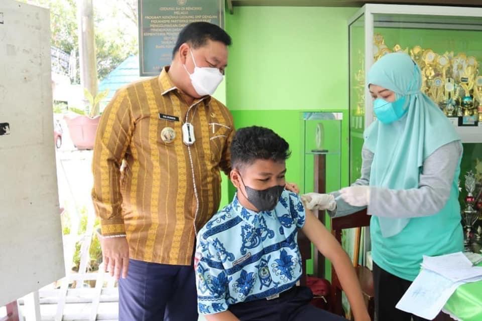 TINJAU: Bupati Kotim, H Halikinnor melihat proses vaksinasi terhadap pelajar SMP, belum lama ini.
