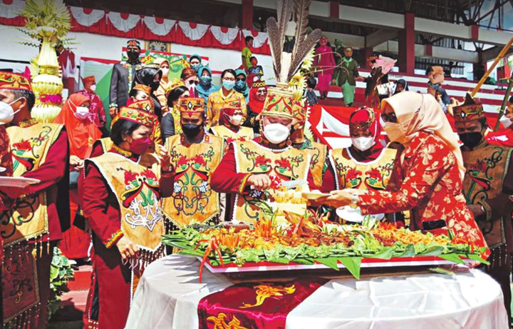 POTONG TUMPENG: Bupati Kotim H.Halikinnor saat memotong tumpeng pada peringatan hari jadi ke-69 Kabupaten Kotim, Jumat (7/1).