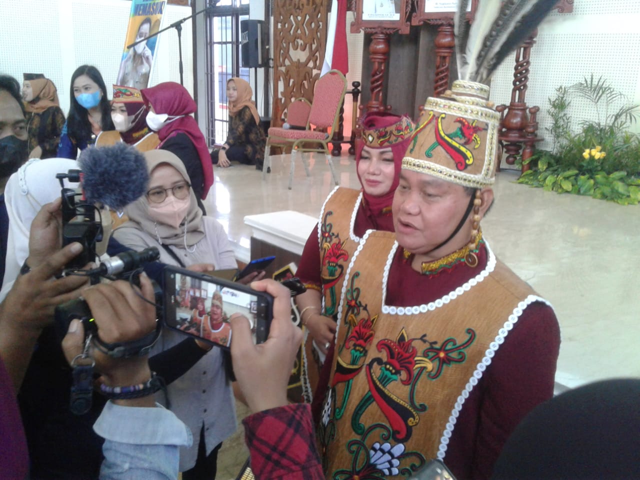 DIWAWANCARAI: Bupati Kabupaten Kotim H Halikinnor didampingi Wabup, Irawati saat diwawancari oleh awak media, belum lama ini.