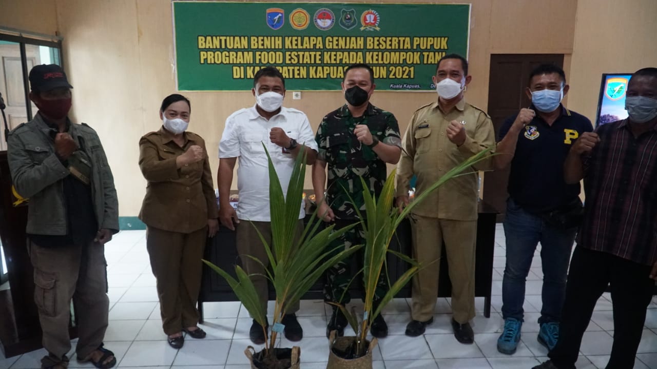 SINERGI : Dandim 1011/Klk, Letkol Kav Ferdiansyah, S. Sos., bersama Kadis Pertanian Kuala Kapuas usai penandatanganan serah terima Kelapa Genjah sebanyak 88.000 dan pupuk sebanyak 704.000 kg, di Makodim 1011/Klk belum lama ini. KOREM 102/PJG UNTUK KALTENG.CO