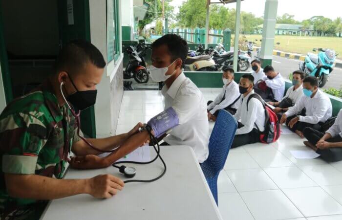 Gilang/KTV SELEKSI: Satu peserta tenaga pendukung rescue Basarnas Palangka Raya diperiksa tim kesehatan dari Yonif 631 Antang.