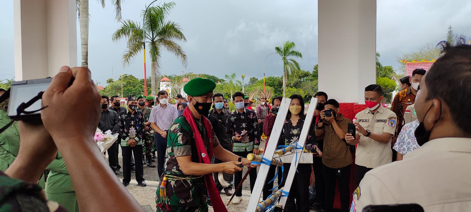 Dandim 1013/Mtw Baru Disambut Acara Adat Dayak