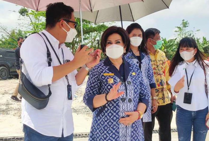 MEMANTAU : Wakil Bupati Barito Selatan Satya Titiek Atyani Djoedir ketika memantau vaksinasi Covid-19 terhadap anak usia 6-11 tahun di Buntok, beberapa waktu lalu.