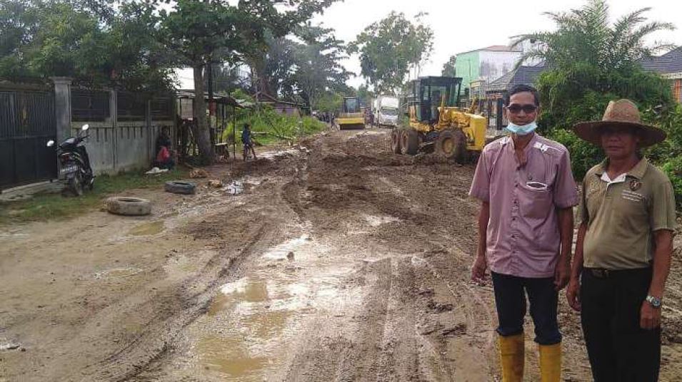 DITUTUP : Warga RT 41 sepakat untuk menutup Jalan Asam yang menghubungkan Kota Buntok dengan Palangka Raya. Alasannya, karena kondisi jalan tersebut rusak parah.