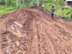 TAK LAYAK DILEWATI: Anggota DPRD Kabupaten Kapuas, Lawin saat meninjau kondisi proyek peningkatan Jalan Sei Asam-Batas Kalsel