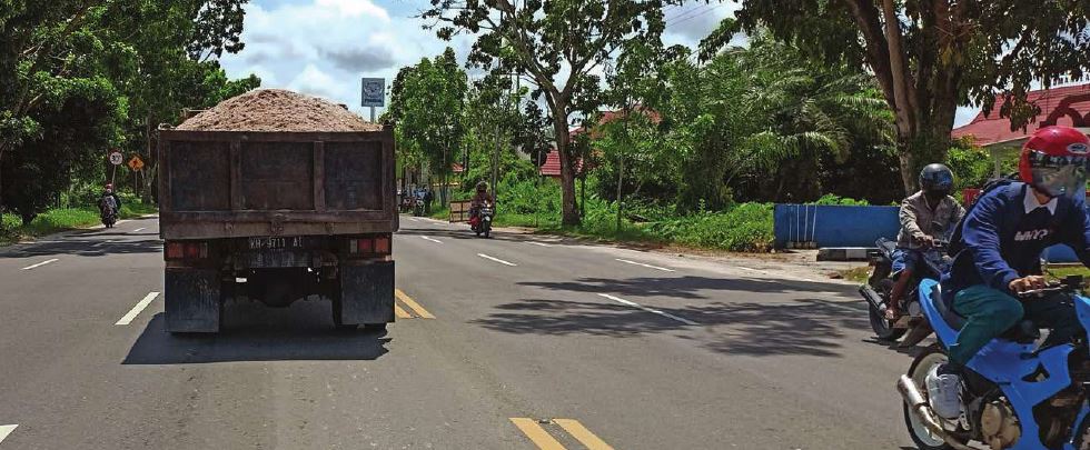 BAHAYA JIKA TERKENA MATA: Truk bermuatan pasir tanpa penutup melintas di Jalan Tjilik Riwut, Palangka Raya, beberapa hari lalu.