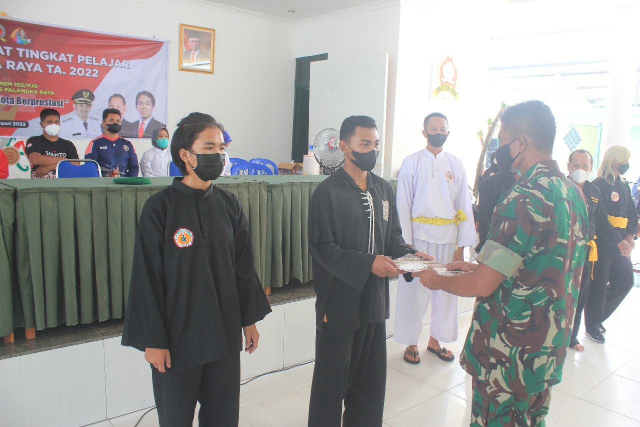 MEMBAGIKAN HADIAH : Pasi Teritorial Kodim 1016/Plk Mayor Inf Muhammad Safi'I membagikan hadiah kepada pemenang turnamen Pencak Silat Tingkat Pelajar Se Kota Palangka Raya, Minggu (13/2/2022). KODIM 1016/PLK UNTUK KALTENG.CO