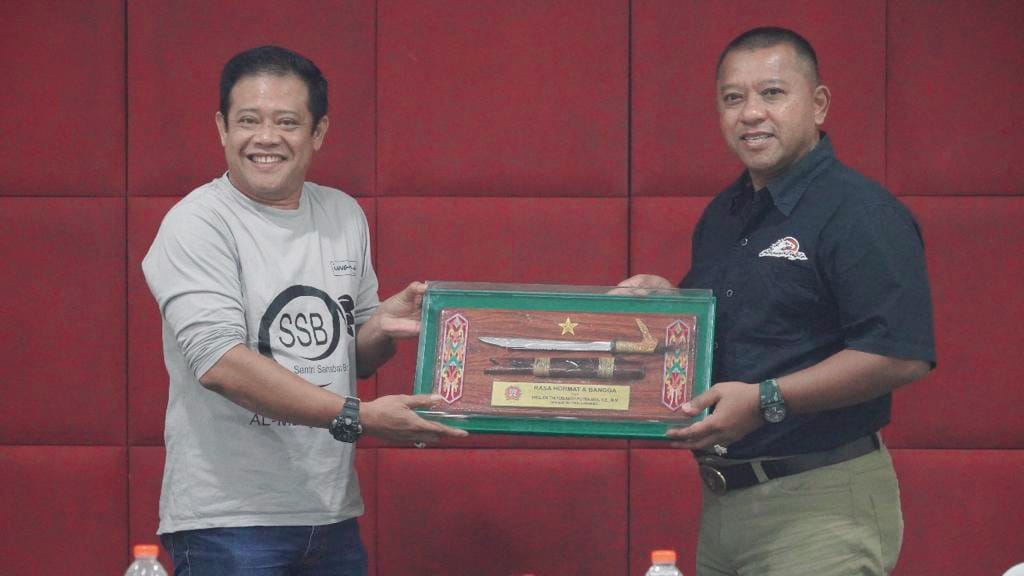 MEMBERIKAN CINDERAMATA : Danrem 102/ Pjg Brigjen TNI Yudianto Putrajaya, S.E., M.M.,memberikan cinderamata kepada salah satu pelaku usaha tani dan ternak Kalteng usai melaksanakan pertemuan di ruang meeting lantai III, Aquarius Boutique Hotel Palangka Raya, Rabu (23/2/2022).