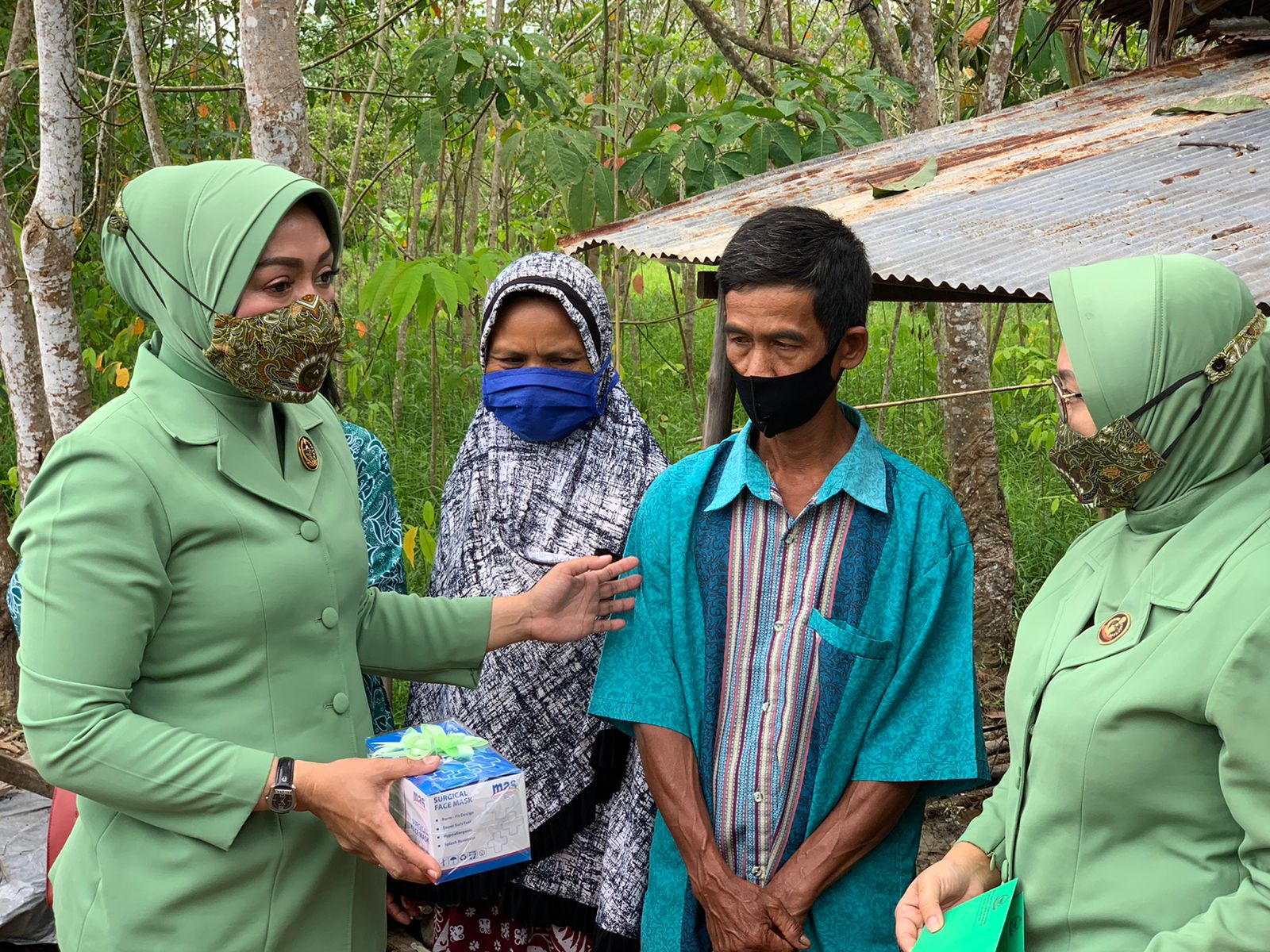 PEDULI : Ketua Persit Kartika Chandra Kirana Koorcabrem 102 PD XII/Tanjungpura, Ny. Diyah Yudianto Putrajaya berbagi tali asih dengan masyarakat jelang HUT ke-76 Persit Kartika Chandra Kirana dan HUT ke-48 Korem 102/Pjg. KOREM 102/PJG UNTUK KALTENG.CO