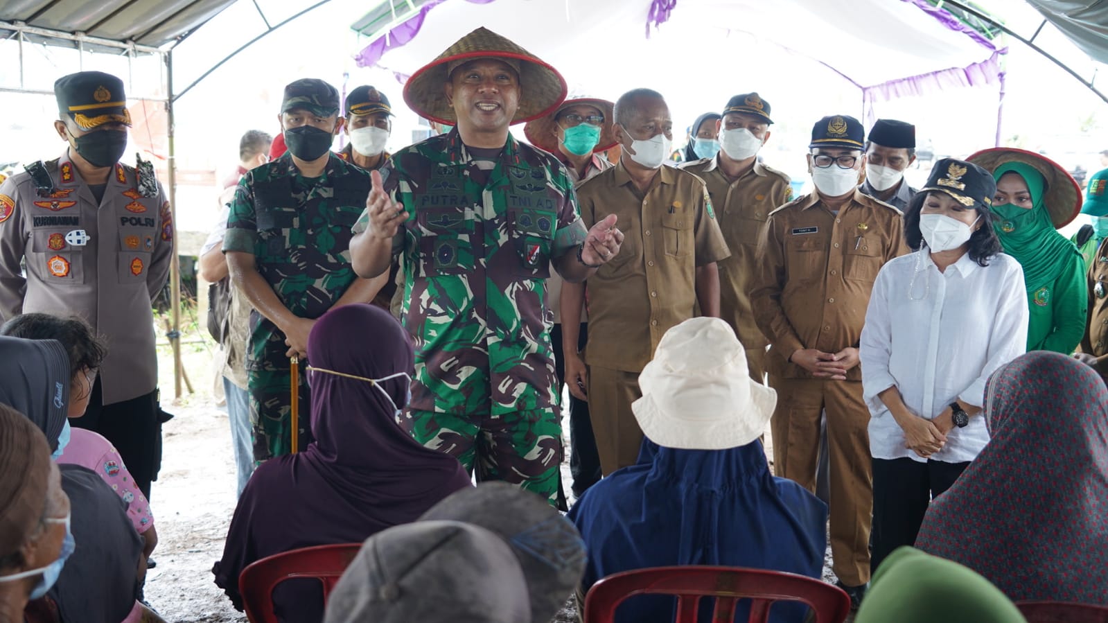 MENGHADIRI : Danrem 102/Pjg Brigjen TNI Yudianto Putrajaya, S.E., M.M., saat menghadiri panen perdana padi hybrida Supadi, di desa Mulyasari, kecamatan Pandih Batu, Kabupaten Pulang Pisau, Selasa (22/02/2022). KOREM 102/PJG UNTUK KALTENG.CO