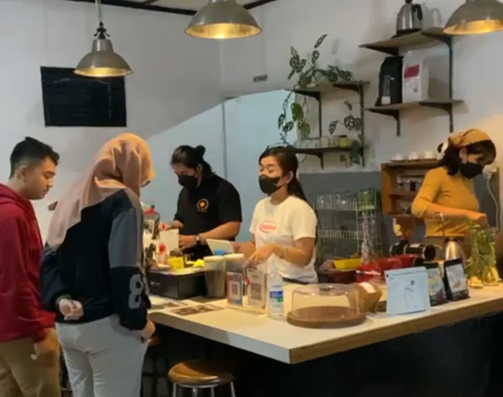 MELAYANI PENGUNJUNG :y Owner Desember ID Natalia Bakar bersama kedua barista Rizki dan Nurul tengah melayani pengunjung yang datang ke Desember ID. FOTO IST
