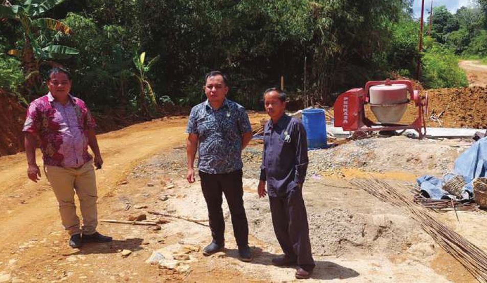 KUNJUNGAN: Anggota DPRD Gunung Mas Evandi (tengah) bersama rekannya, Untung Jaya Bangas (kiri) dan Polie L Mihing (kanan) saat kunjungan lapangan di dapil III, belum lama ini.