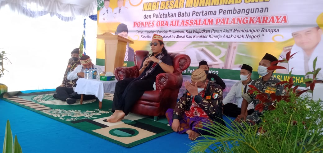 MENGHADIRI : Kasdim 1016/Plk Letkol Inf Abdul Salim, menghadiri peringatan Isra Mi'raj Nabi Besar Muhammad SAW dan kegiatan peletakan batu pertama pembangunan Pondok Pesantren Ora Aji As Salam, Jalan Tjilik Riwut km 24 Kelurahan Tumbang Tahai Kecamatan Bukit Batu Kota Palangka Raya, Senin (28/2/2022). KODIM 1016/PLK UNTUK KALTENG.CO