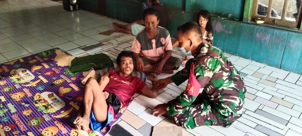 PEDULI : Warga Desa Wanatirta, Rantau Pulut, Kec. Seruyan Tengah, Kab. Seruyan menderita cacat dari lahir menerima bantuan berupa paket sembako dan kursi roda dari Korem 102/Pjg. FOTO IST