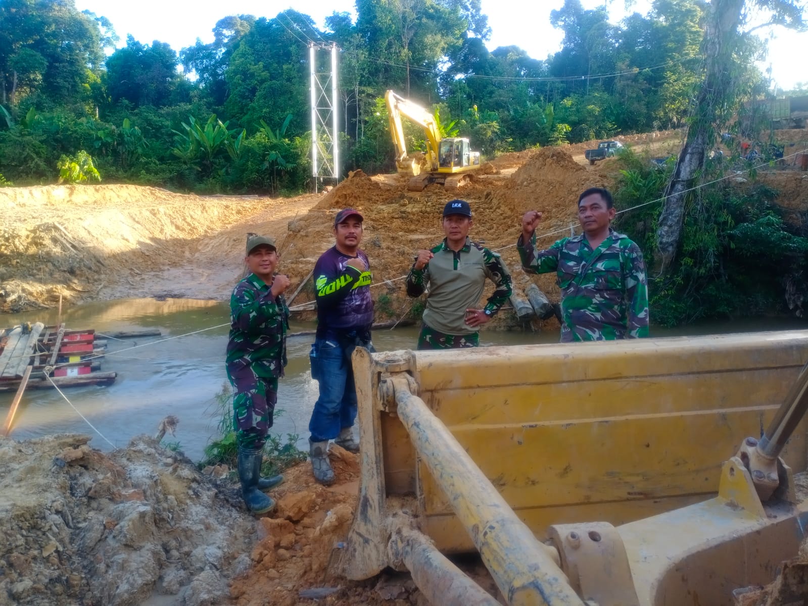 SEMANGAT : Anggota Kodim 1013/Muara Teweh mulai membangun kerangka jembatan, di Desa Muara Inu, Kec. Lahei, Kab. Barito Utara, Rabu (09/03/2022). FOTO IST
