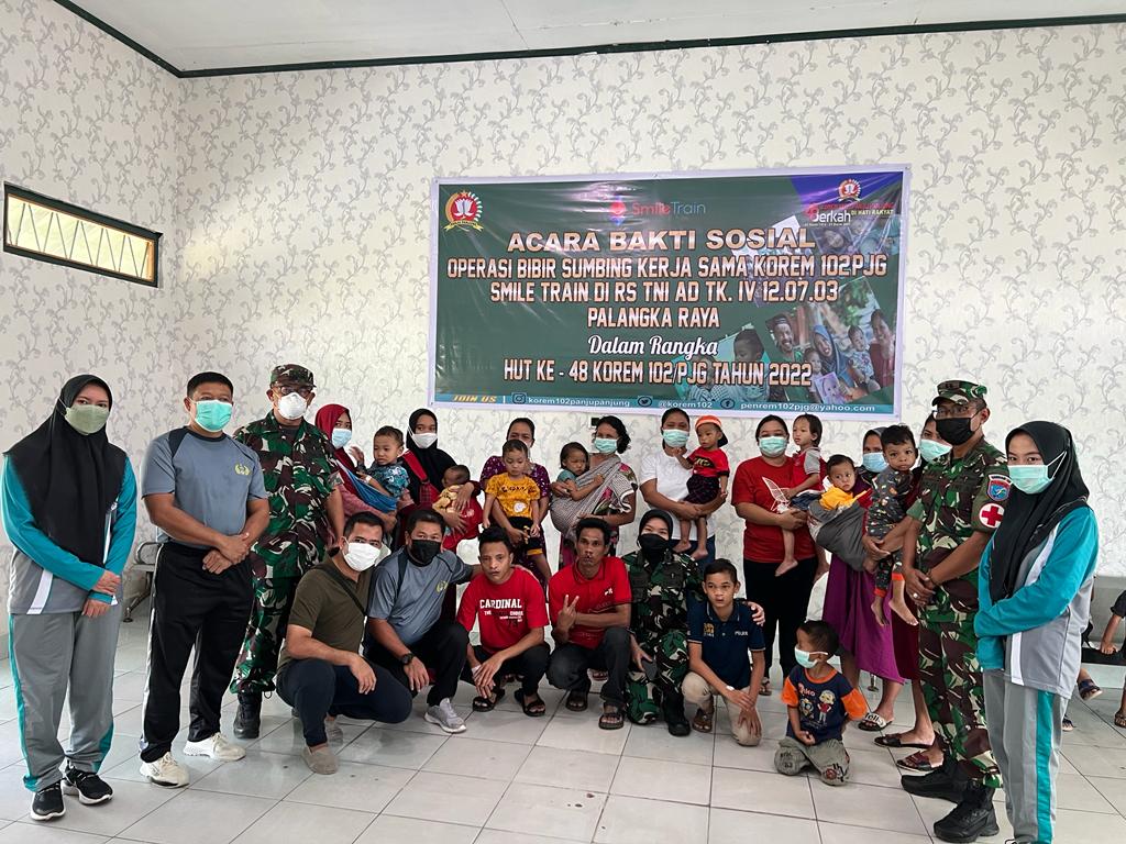 SEMANGAT : Tim kesehatan dan Yayasan Smile Train foto bersama para pasien bibir sumbing setelah dioperasi, di RS TNI AD TK. IV 12.07.03 Palangka Raya, Jumat (11/03/2022). FOTO IST