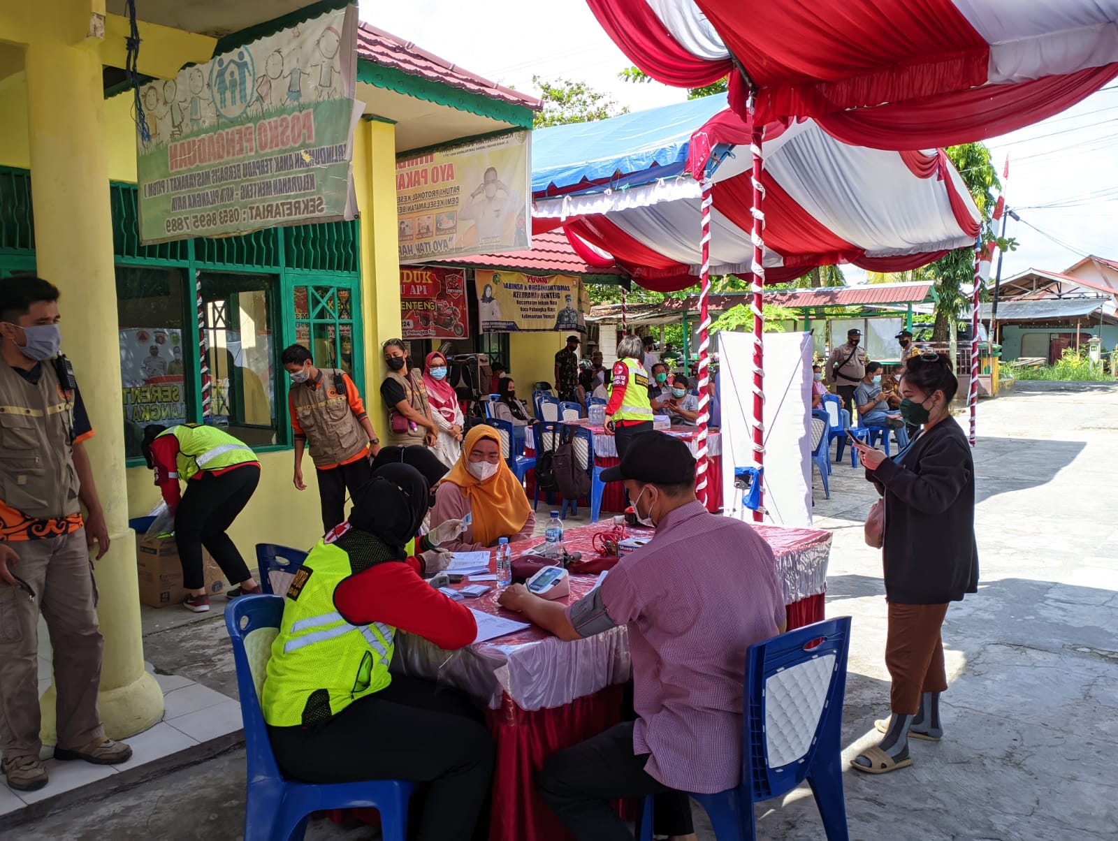ANTUSIAS : Warga begitu antusias mengikuti pelaksanaan vaksinasi dosis I, II dan booster, di Kelurahan Menteng, Jumat (11/03/2022). FOTO IST