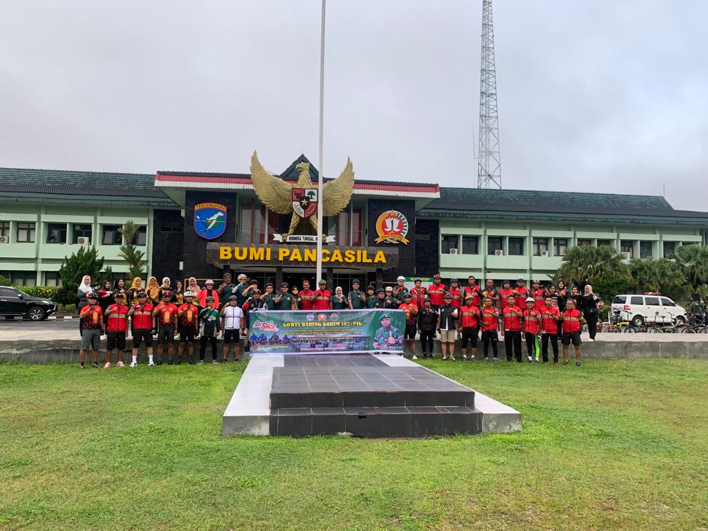 SINERGIS : Danrem 102/Pjg Brigjen TNI Yudianto Putrajaya, S.E.,M.M bersama jajaran serta komunitas Bogas dan Hasi foto bersama usai melaksanakan gowes bareng, Sabtu (19/03/2022). FOTO IST