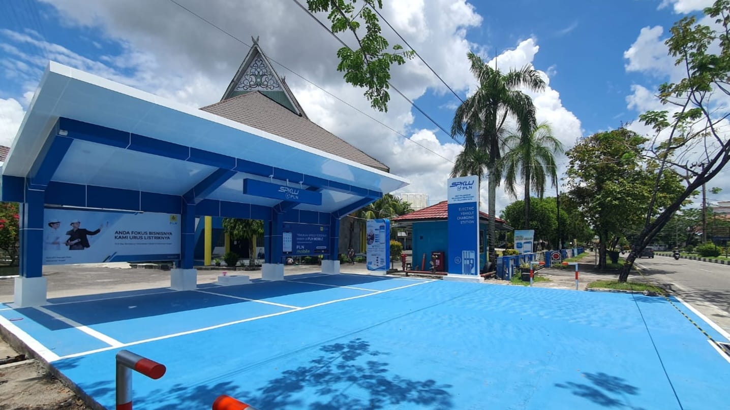 PERDANA : Stasiun Pengisian Kendaraan Listrik Umum (SPKLU) yang dibangun tepat di depan kantor PLN UP3 Palangka Raya, Jalan A. Yani, No 01 Kota Palangka Raya. FOTO IST