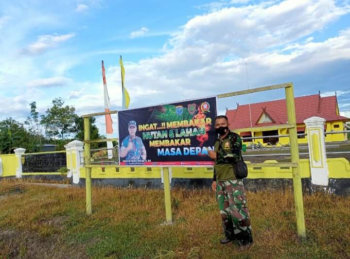 IMBAUAN : Babinsa Koramil 1016-03/Sepang, Serka Helprit secara intens memberikan imbauan kepada warga Kelurahan Kampuri Kecamatan Mihing Raya, untuk tidak membakar Hutan dan Lahan secara sembarangan, Minggu (20/03/2022). KODIM 1016/PLK UNTUK KALTENG.CO.