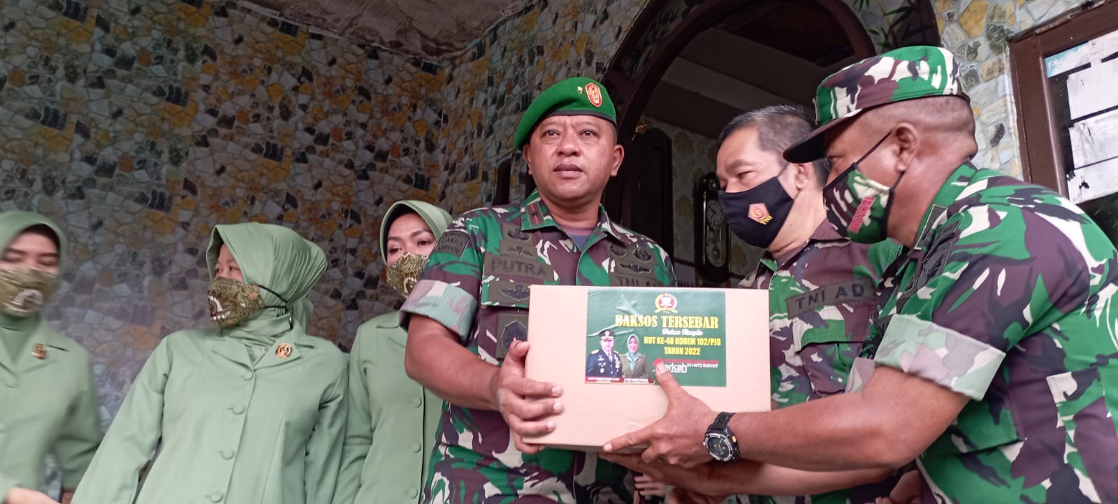TALI ASIH : Danrem 102/Pjg Brigjen TNI Yudianto Putrajaya, S.E.,M.M. didampingi Ketua Persit Koorcab Rem 102/PD XII Tanjungpura Ny. Diyah Yudianto Putrajaya menyerahkan tali asih kepada Panti Asuhan Penyang Kaharingan, yang berada di Jalan Tambun Bungai, Kota Palangka Raya, Selasa (21/03/2022). YUDA / KALTENG.CO