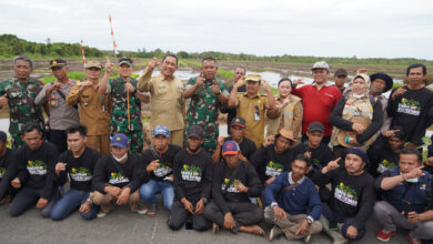 SINERGI : Danrem 102/Pjg Brigjen TNI Yudianto Putrajaya, S.E.,M.M foto bersama Kelompok Tani (Poktan) di lokasi food estate kecamatan Pulau Petak Kabupaten Kapuas, Jumat (25/03/2022). FOTO IST