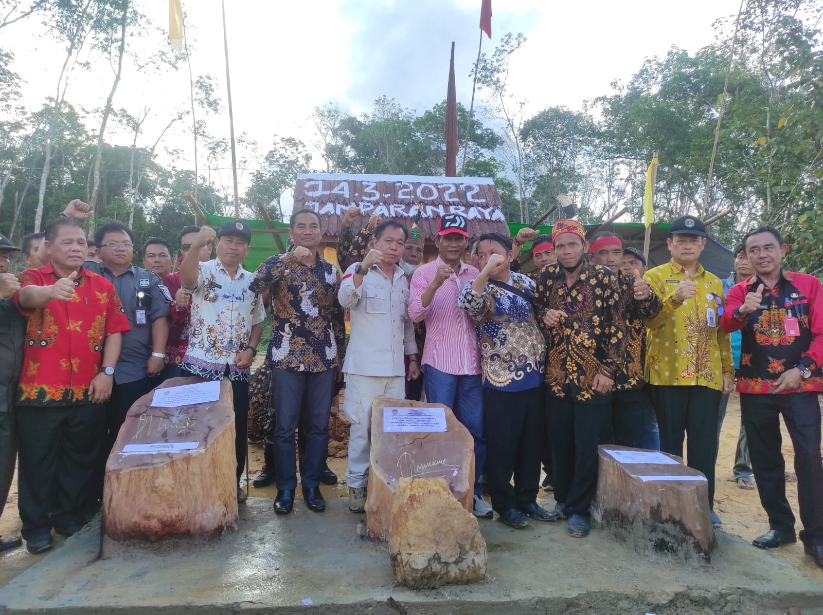 KUNJUNGAN - Bupati Katingan Sakariyas ketika berkunjung ke Dusun Jamparan Raya Desa Tumbang Tangoi Kecamatan Petak Malai, bersama sejumlah pejabat lainnya. FOTO : HUMAS SETDA KATINGAN