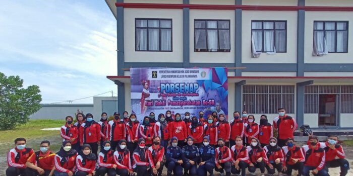 KOMPAK : Lembaga Pemasyarakatan Perempuan Kelas IIA Palangka Raya foto bersama diacara pembukaan kegiatan Pekan Olahraga dan Seni Petugas dan Warga Binaan di Lapangan Lapas Perempuan Kelas IIA Palangka Raya (28/03/2022). FOTO IST