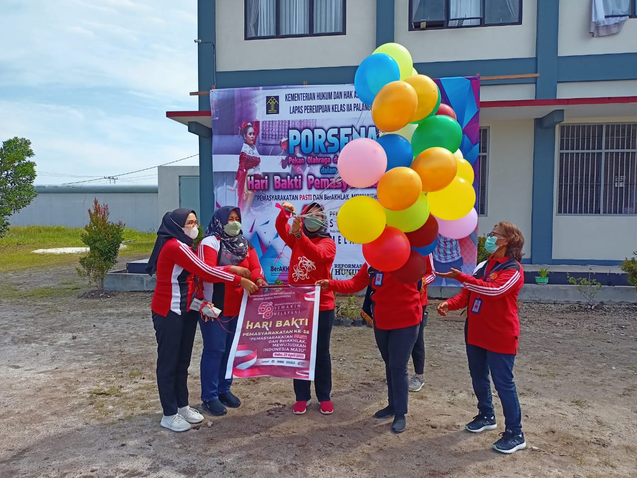 MEMBUKA : Kepala Lapas Perempuan Kelas IIA Palangka Raya Sri Astiana membuka kegiatan Pekan Olahraga dan Seni Petugas dan Warga Binaan di Lapangan Lapas Perempuan Kelas IIA Palangka Raya (28/03/2022). FOTO IST