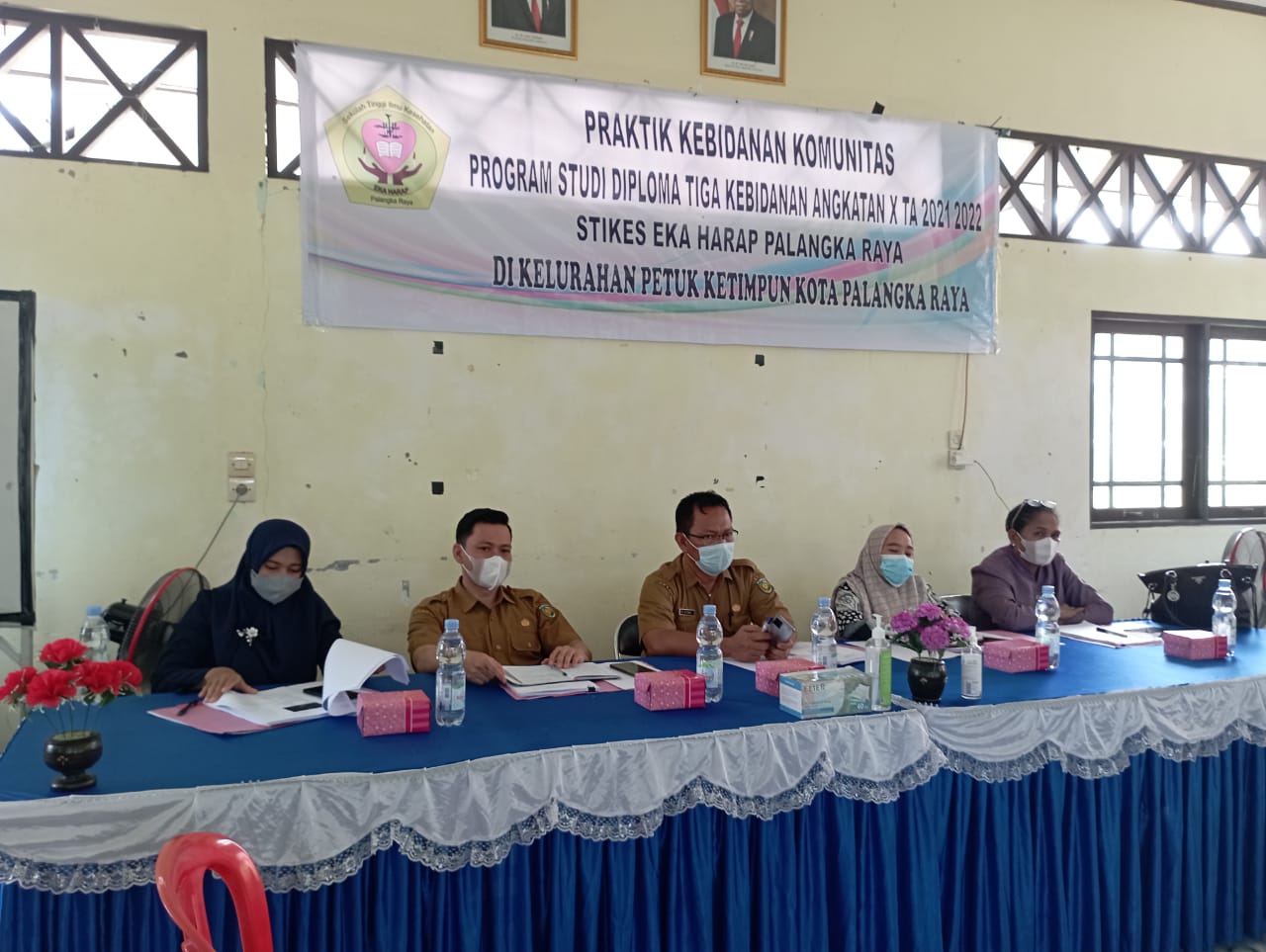 SOSIALISASI : Camat Jekan Raya Sri Utomo (tengah) membuka sosialisasi dan pengecekan kesehatan masyarakat di Kelurahan Petuk Katimpun, Selasa (29/3/2022). KECAMATAN JEKAN RAYA UNTUK KALTENG POS