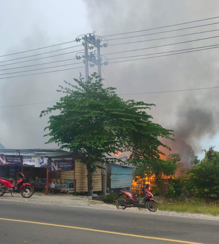TERBAKAR : Rumah terbakar diduga akibat tersambar petir, Jalan A Yani km7, Kabupaten Kotawaringin Barat (Kobar), Rabu (30/02/2022). SONY / KALTENG POS