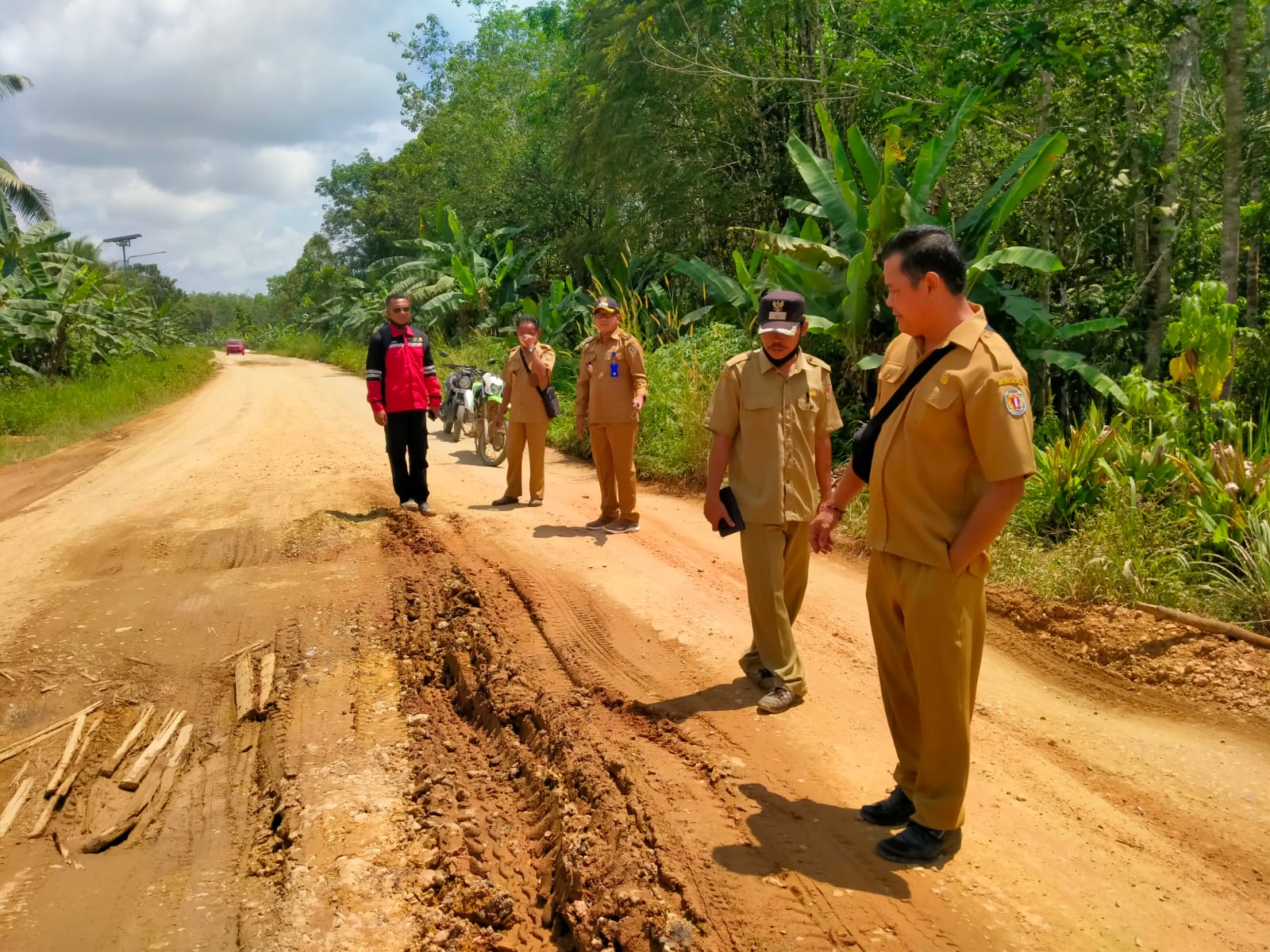 CEK - Camat Katingan Tengah Yobie Sandra dan rombongan Kepala Desa, turun mengecek kondisi jalan rusak di wilayahnya, Selasa (29/3/2022). FOTO : KECAMATAN KATINGAN TENGAH
