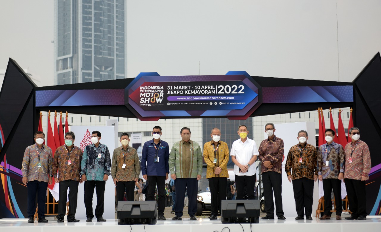 Menteri Koordinator Bidang Perekonomian Airlangga Hartarto membuka pameran otomotif Jakarta IIMS Hybrid 2022 di JIEXPO Kemayoran, Jakarta.