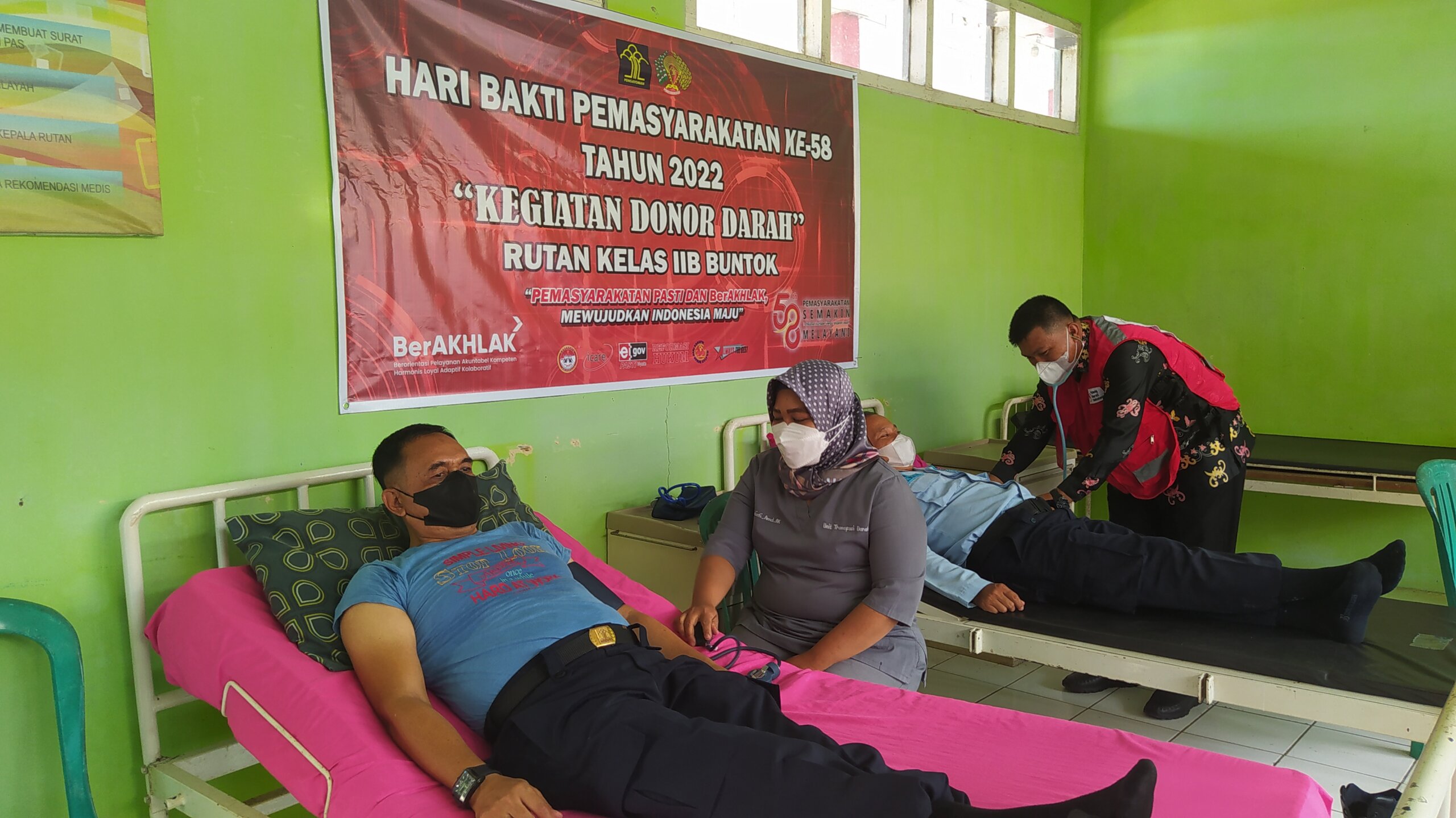 DONOR DARAH : Sambut Hari Bakti Pemasyarakatan ke 58 Tahun 2022, Rumah Tahanan Negara Kelas IIB Buntok menggelar kegiatan donor darah bekerja sama dengan Palang Merah Indonesia (PMI) Kabupaten Barito Selatan di Klinik Rutan Buntok, Kamis (24/3/2022). FOTO IST