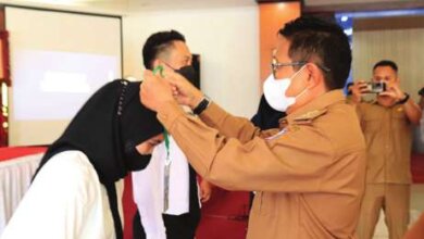 Memasang Tanda Peserta Orientasi