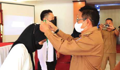 Memasang Tanda Peserta Orientasi